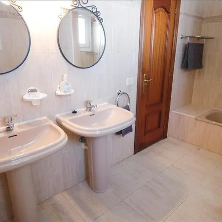 Villa In Puerto Del Carmen Sleeps 6 Includes Swimming Pool And Wifi *